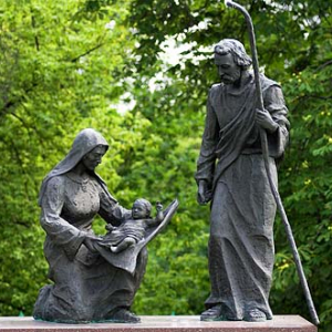 Figury świętych na stacjach przed Klasztorem Jasnogórskim